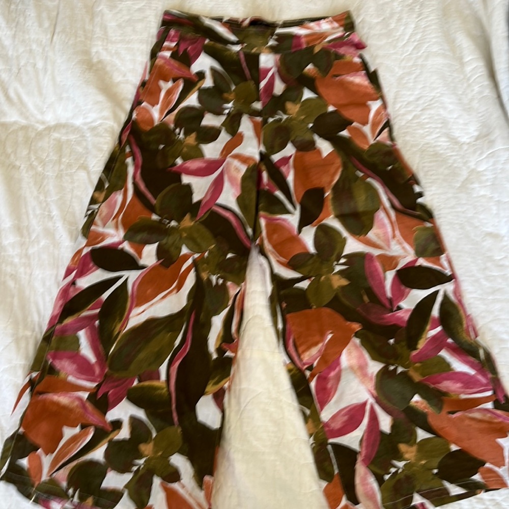 Tahari wide legged cropped 100% linen pants size S